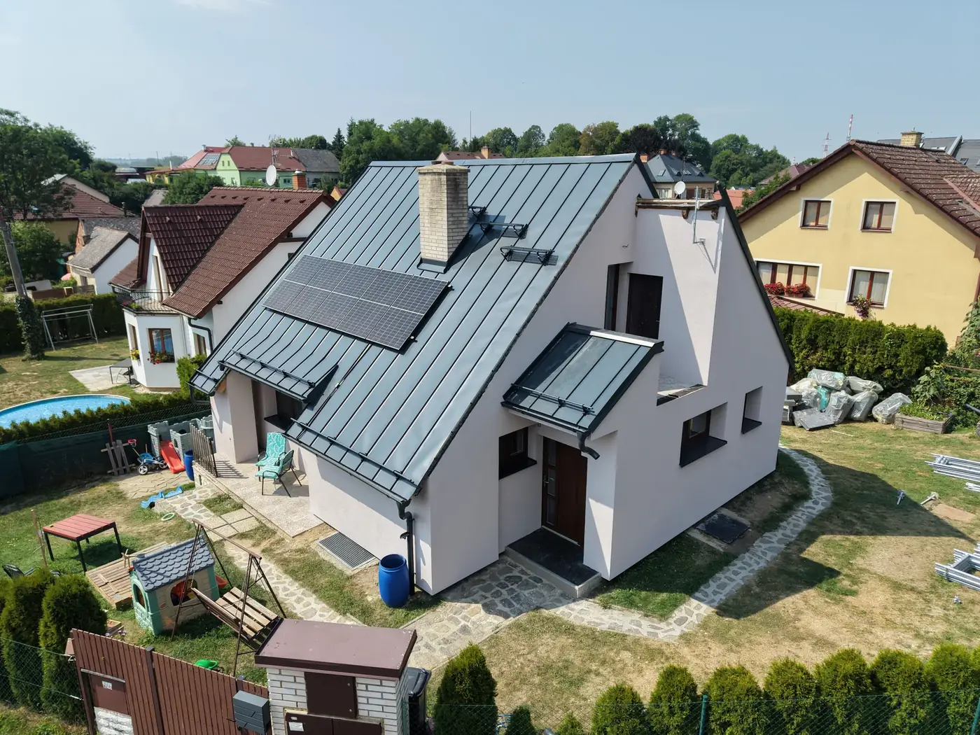 Zateplená fasáda rodinného domu v Hradci nad Svitavou — celkový pohled z dronu