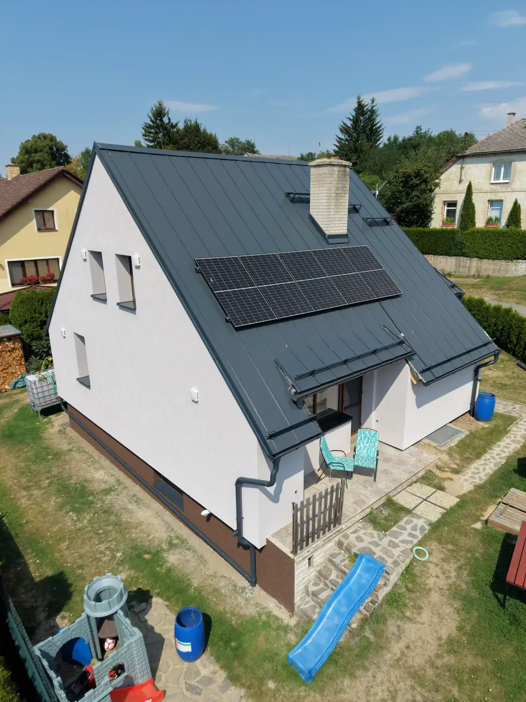 Rodinný dům v Hradci nad Svitavou po zateplení fasády — pohled na střechu s fotovoltaikou