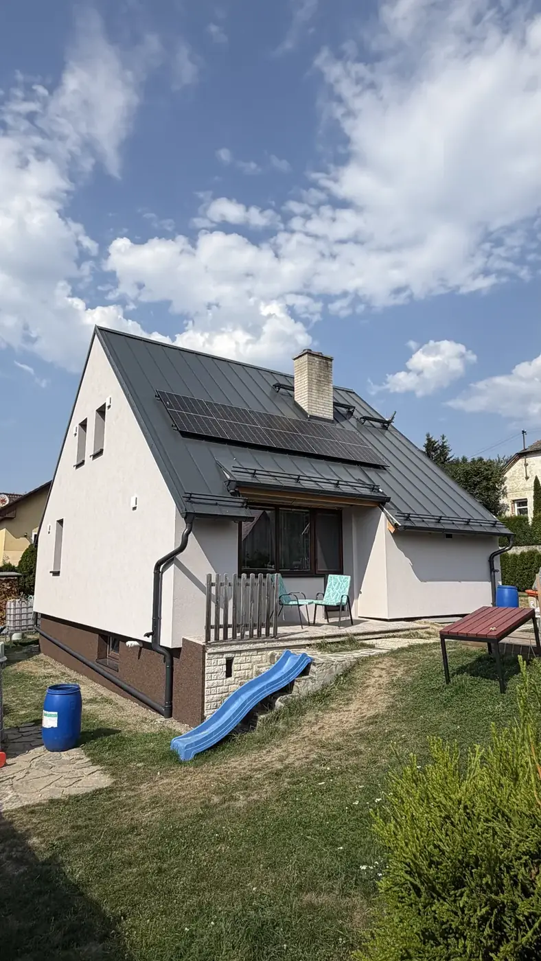 Dokončená bílá fasáda rodinného domu, Hradec nad Svitavou — pohled od zahrady