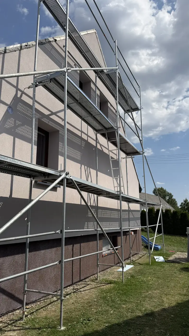 Průběh zateplení fasády v Hradci nad Svitavou — rozpracovaná fasáda na lešení