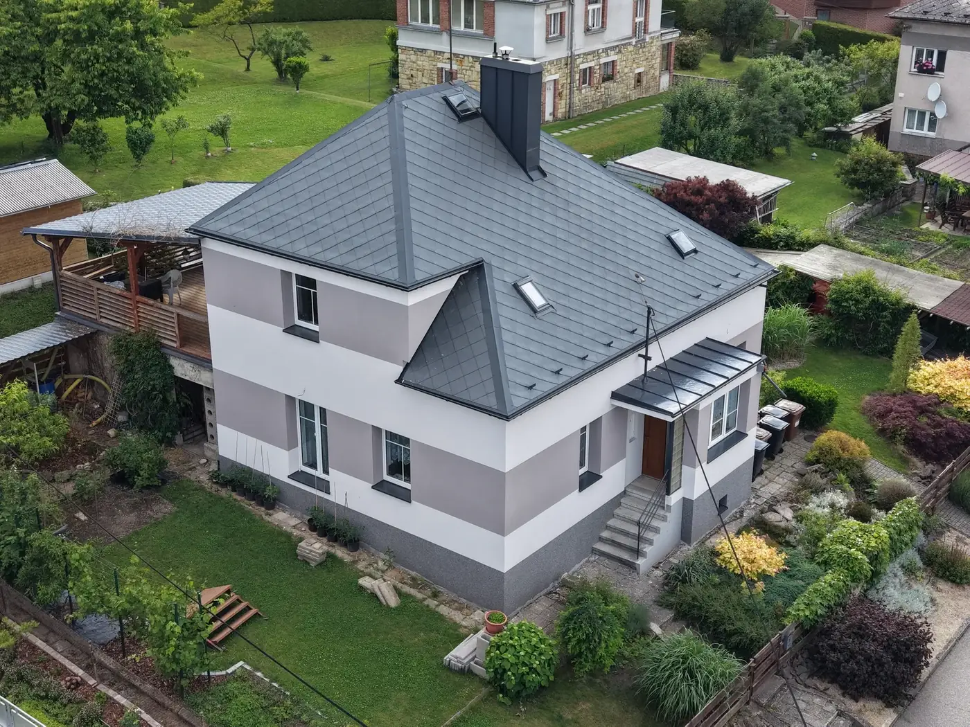 Rodinný dům v Ústí nad Orlicí po zateplení fasády — dvoubarevné členění fasády