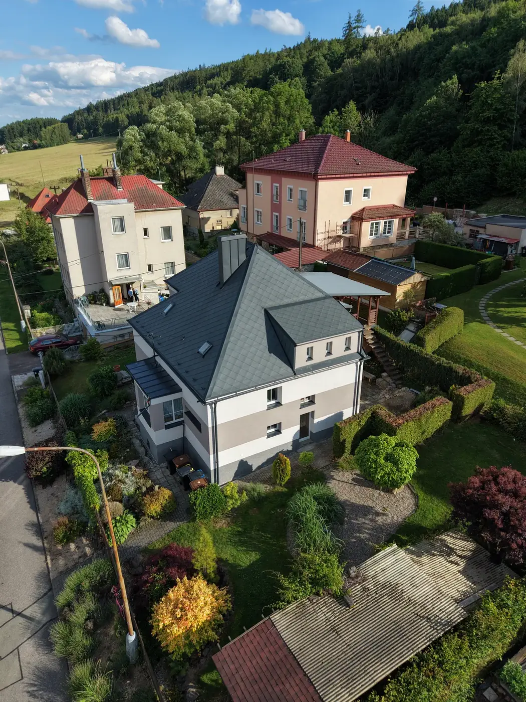 Dokončená fasáda rodinného domu, Ústí nad Orlicí — pohled od zahrady