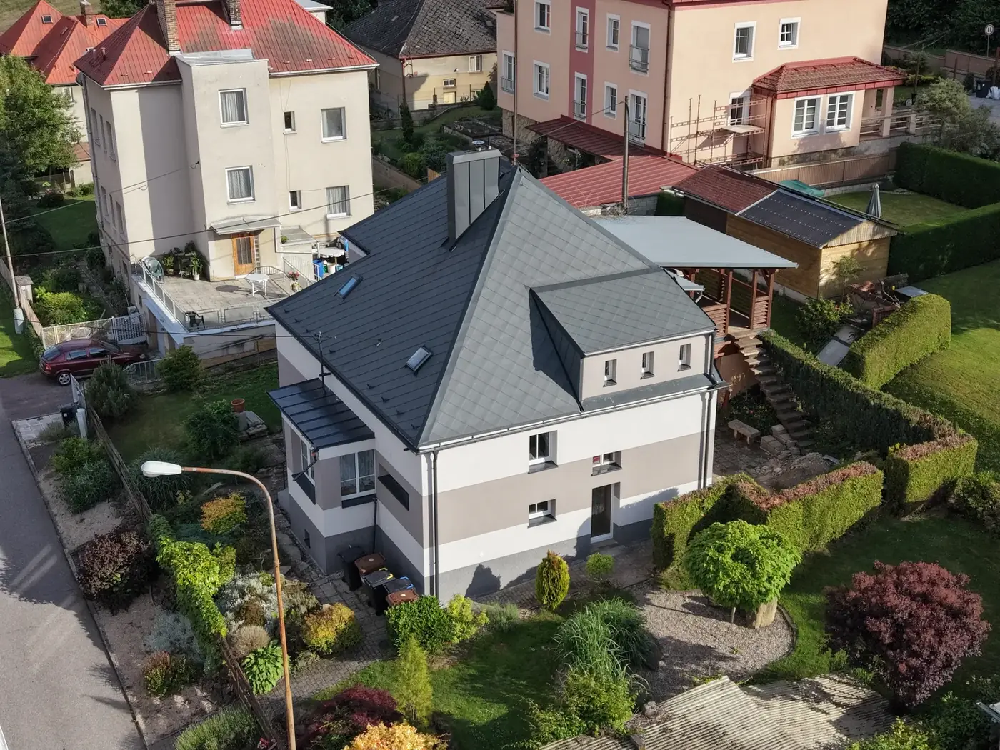 Zateplení fasády ETICS, Ústí nad Orlicí — boční pohled na dokončený dům