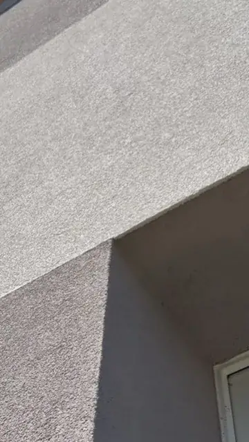Detail struktury probarvené omítky a hrany na fasádě, Ústí nad Orlicí